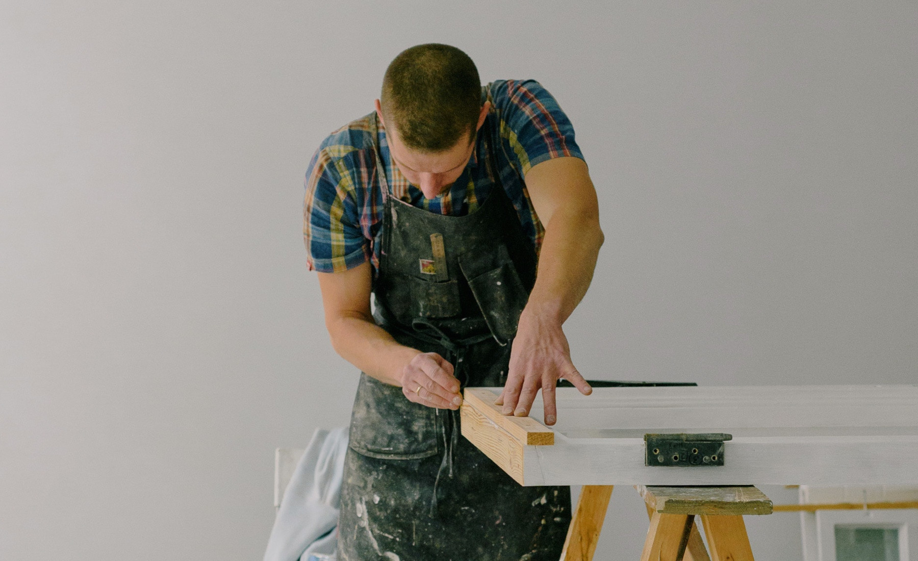Mężczyzna wykonujący prace stolarskie.